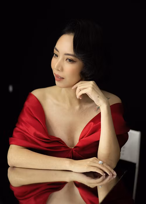 Cô tiêm mỡ tự thân lên mặt, nâng cơ mí mắt để trông đầy đặn, có sức sống hơn.