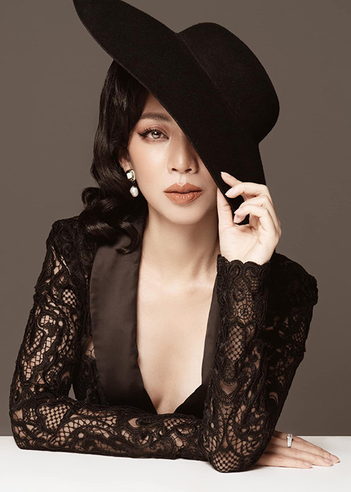 Ngoài đời, bà xã của Tiến Luật gắn liền với phong cách "kín cổng cao tường", giản dị. Tuy nhiên, thi thoảng, cô rũ bỏ hình ảnh quen thuộc để mặc gợi cảm.