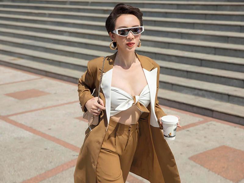 Trong một bộ ảnh dạo phố, Thu Trang sành điệu, gợi cảm đến không ngờ.