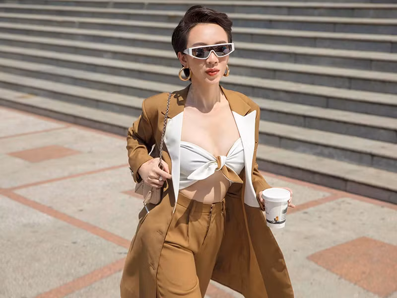 Trong một bộ ảnh dạo phố, Thu Trang sành điệu, gợi cảm đến không ngờ.