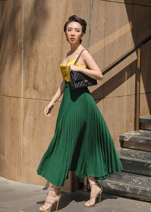 Nữ diễn viên không chọn trang phục nam tính, đơn giản như thường thấy.