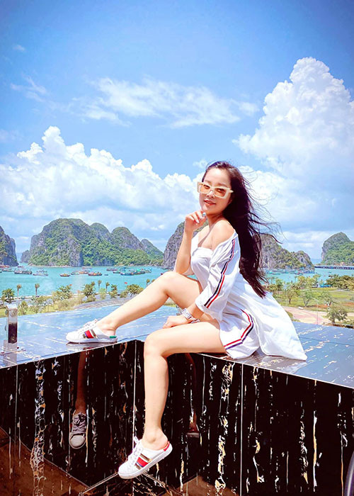 Minh Hương bước sang tuổi 36, là mẹ hai con. Cô chuộng gu thời trang gợi cảm, khác hẳn hình ảnh kín đáo khi làm biên tập viên.