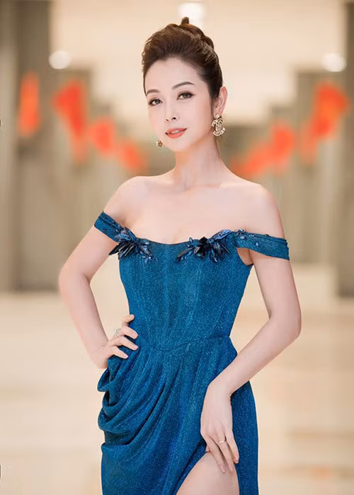 Dàn mỹ nhân Việt sinh năm 1985 còn có Jennifer Phạm. Cô có vóc dáng thon gọn, quyến rũ dù đã 4 lần sinh nở.