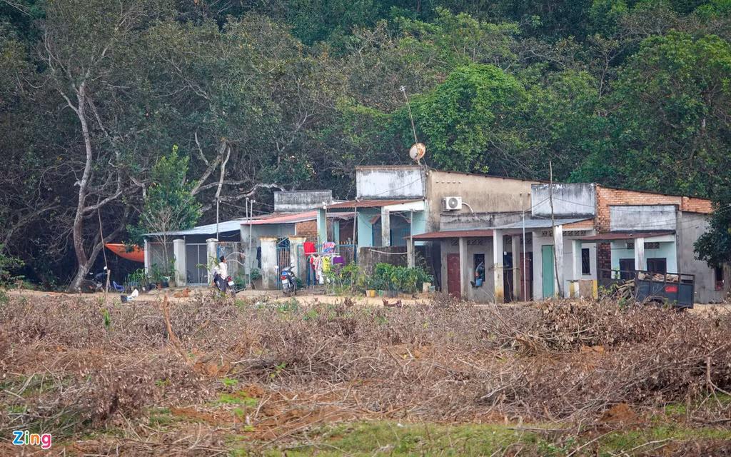 Một khu dân cư còn sót lại trong phạm vi đất sân bay. Người dân đang sống tạm ở đây trong lúc chờ xây dựng khu tái định cư.