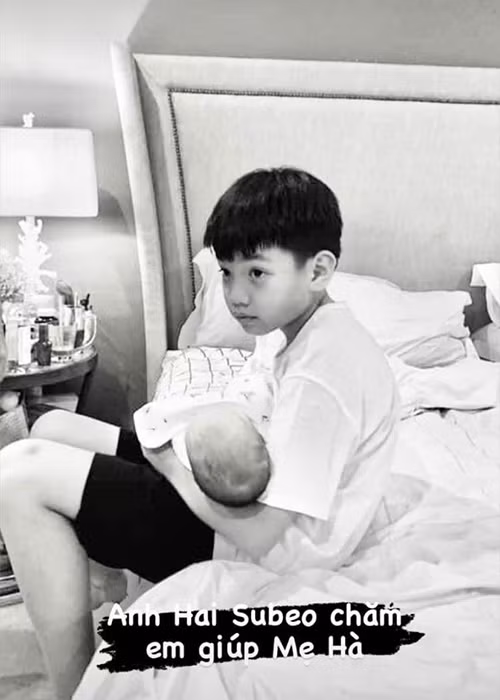 Ngoài Suchin, Subeo còn chăm hai em song sinh: bé Lisa và Leon.