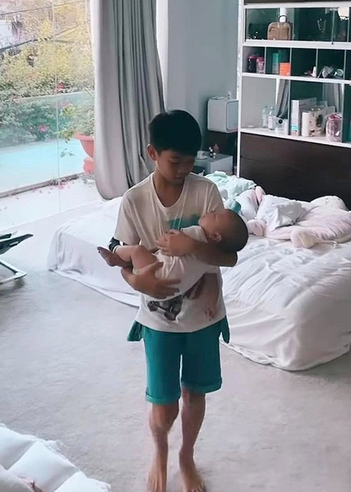 Subeo thuần thục việc bồng bế em nên Hồ Ngọc Hà tự tin để Subeo ẵm các em nhỏ.