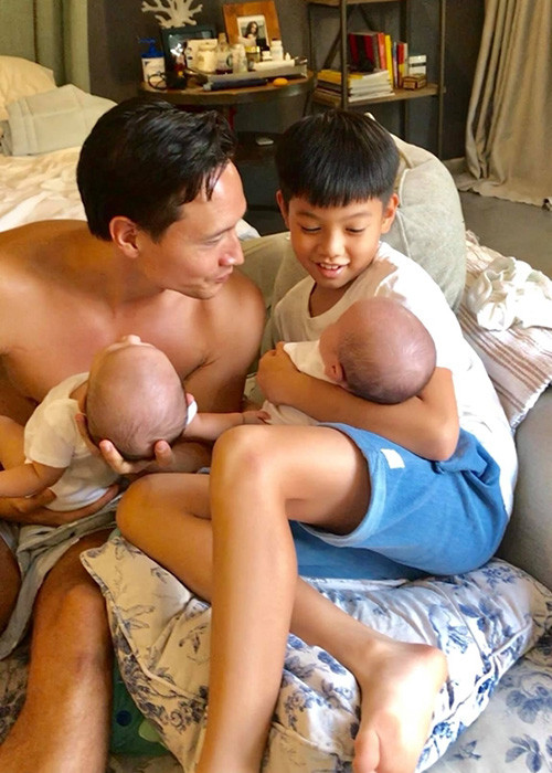 Cậu nhóc dành thời gian chơi với các em.