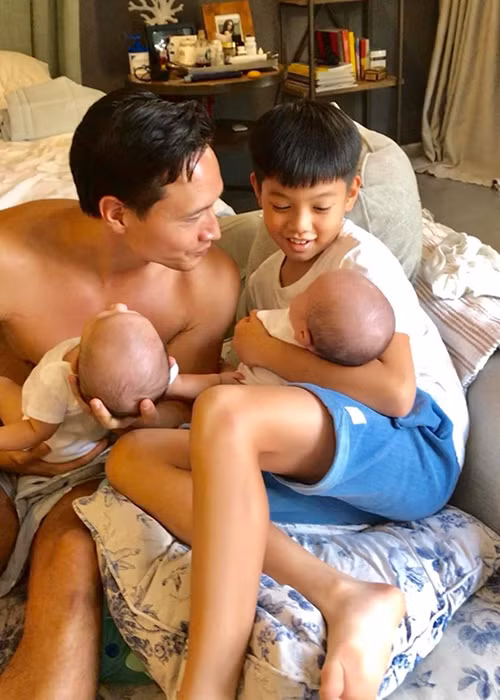 Cậu nhóc dành thời gian chơi với các em.