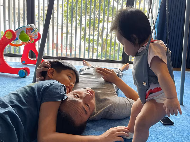 Không ít lần, Subeo chăm em gái giúp bố và mẹ kế.