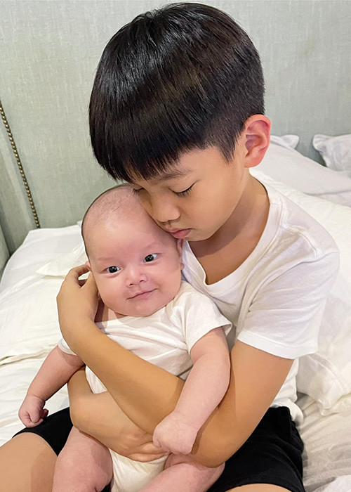 Subeo dành tình thương vô bờ bến cho hai em cùng mẹ khác cha.