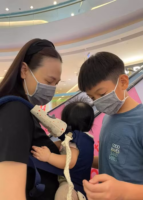 Cậu nhóc hiểu chuyện, biết quan tâm đến em gái.