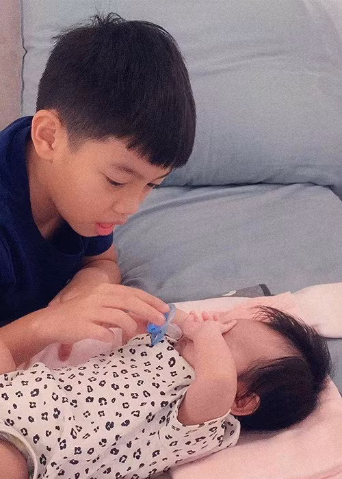 Cậu nhóc có cô em gái cùng cha khác mẹ là Suchin.