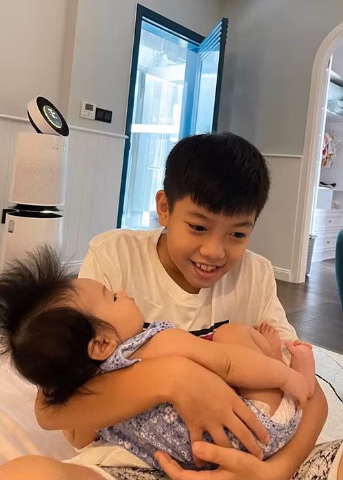 Năm 2020, bé Subeo - con trai của Hồ Ngọc Hà và Cường Đô la trở thành anh cả trong gia đình khi đón 3 người em chào đời.