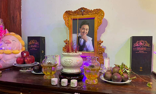 Hoài Linh lập bàn thờ tưởng nhớ nghệ sĩ Chí Tài Hoai Linh lap ban tho tuong nho nghe si Chi Tai