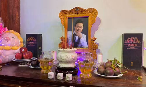 Hoai Linh lap ban tho tuong nho nghe si Chi Tai