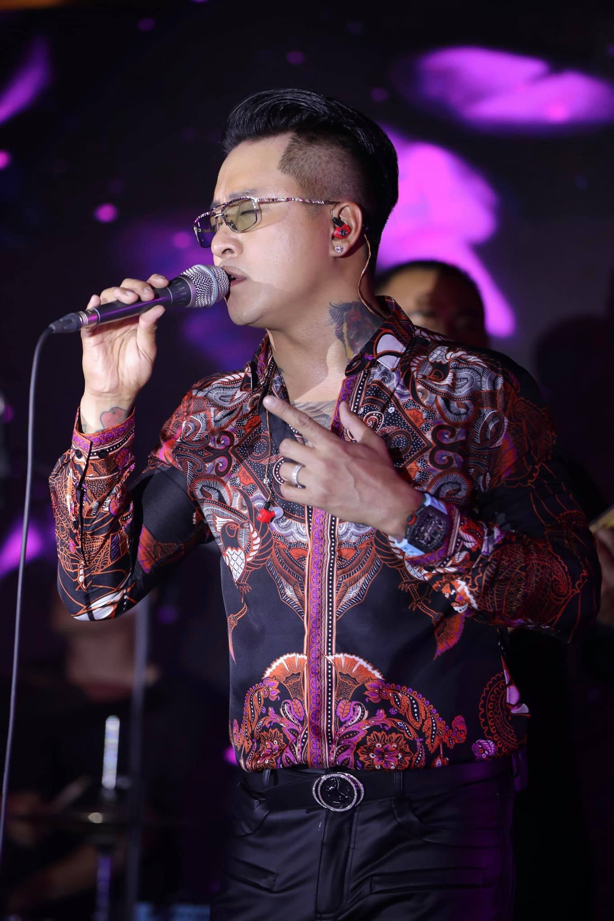 Tuấn Hưng xác nhận việc anh không tham gia đêm diễn ngày 29/1, 5/2 để chung tay chống dịch. “Hưng cũng vì sự an toàn của tất cả mọi người xin được dời show diễn lại sang thời điểm khác”, nam ca sĩ cho hay.