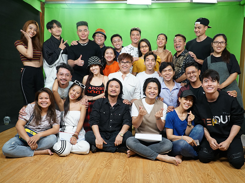 Táo Xuân 2021 được dàn dựng bởi tổng đạo diễn Hoàng Nhật Nam và đạo diễn sân khấu Ngọc Hùng.