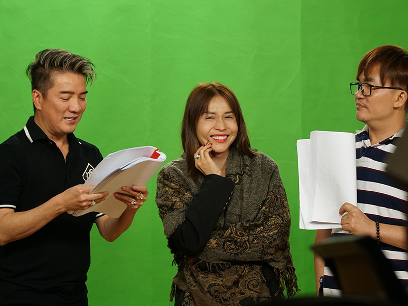 Xuất hiện tại buổi tập, dàn nghệ sĩ mặc trang phục giản dị và để mặt mộc.