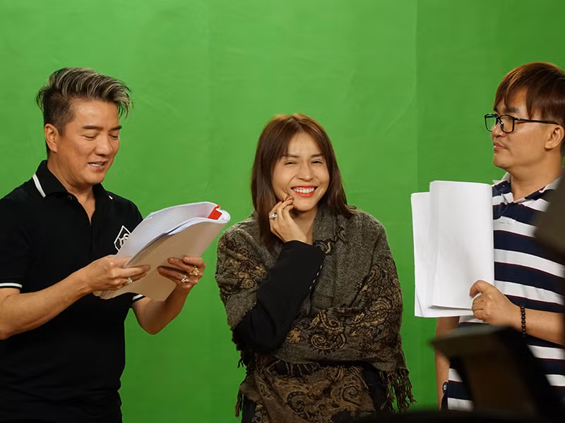 Xuất hiện tại buổi tập, dàn nghệ sĩ mặc trang phục giản dị và để mặt mộc.