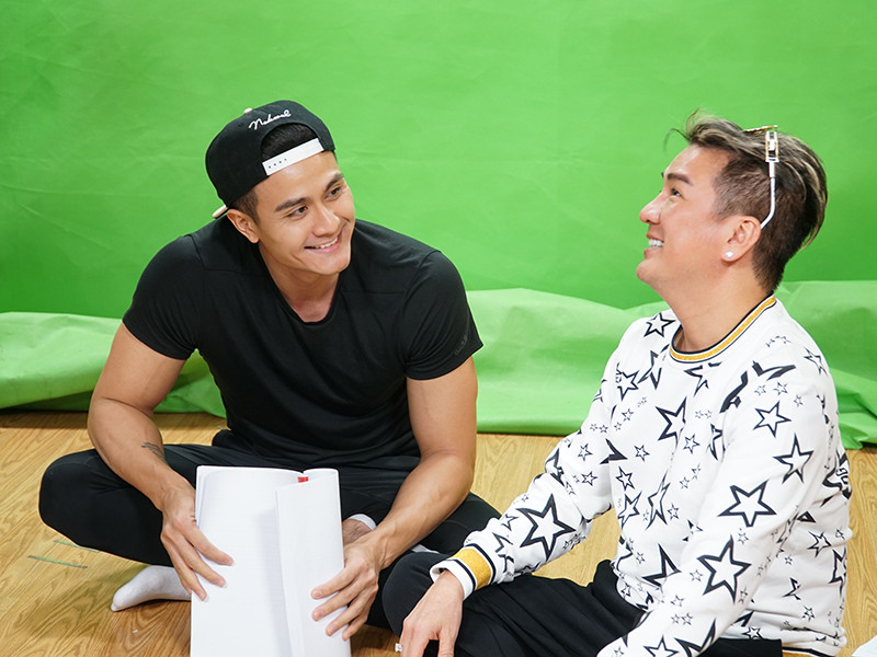 Vẻ ngoài điển trai của nam người mẫu khiến cho dàn nghệ sĩ “mất tập trung” trong lúc tập lời thoại.