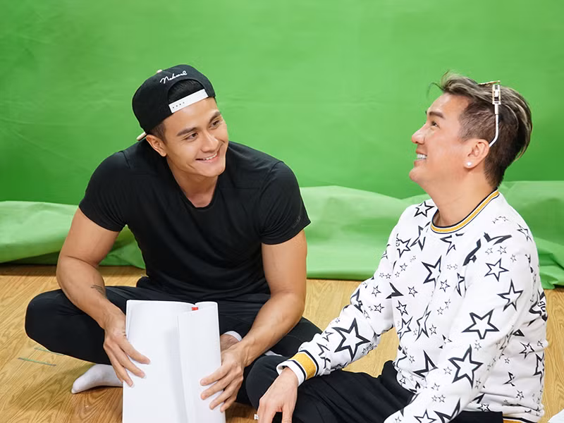 Vẻ ngoài điển trai của nam người mẫu khiến cho dàn nghệ sĩ “mất tập trung” trong lúc tập lời thoại.