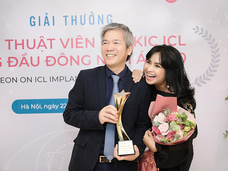 Thanh Lam chúc mừng bạn trai đoạt giải thưởng.