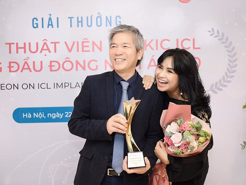 Thanh Lam chúc mừng bạn trai đoạt giải thưởng.