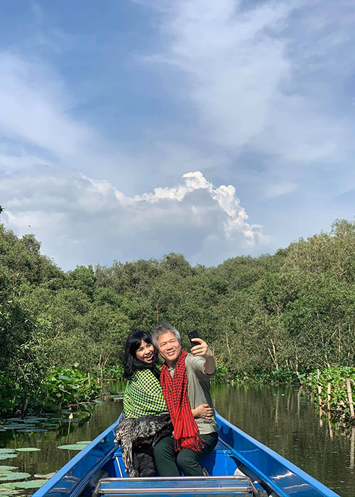 Cặp đôi hạnh phúc trong chuyến du lịch rừng tràm ở Cần Thơ.