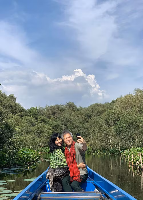 Cặp đôi hạnh phúc trong chuyến du lịch rừng tràm ở Cần Thơ.