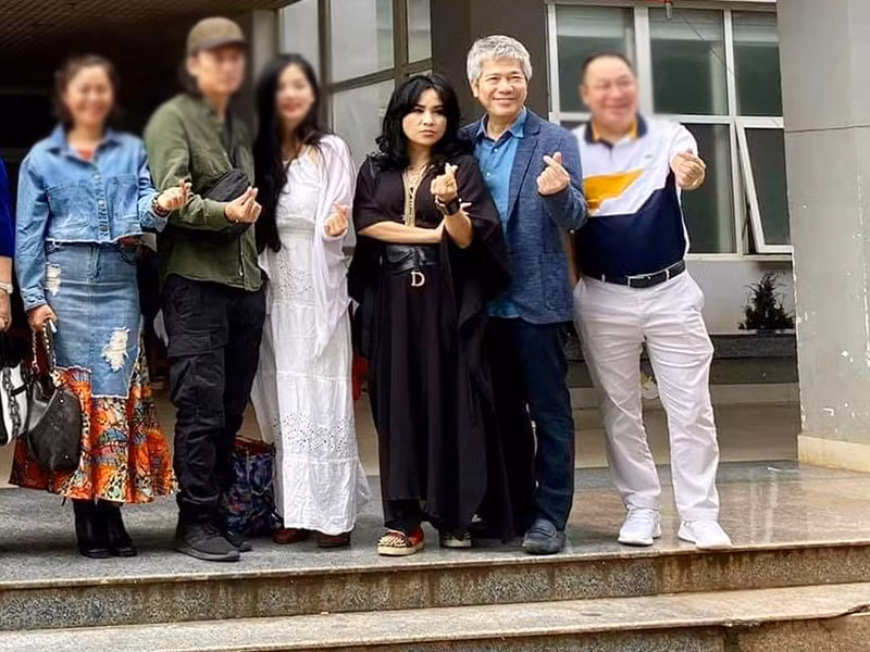 Cặp đôi còn cùng nhau đi từ thiện.