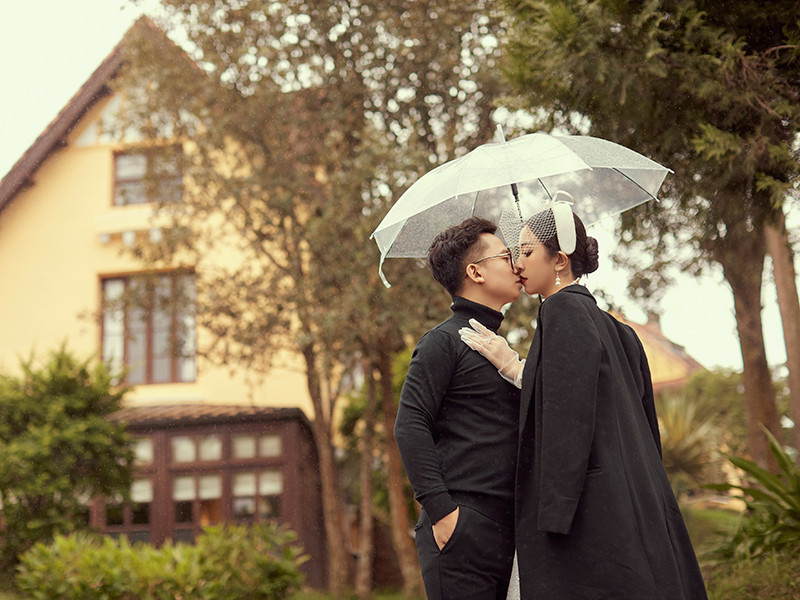 Nụ hôn ngọt ngào của Thúy An và ông xã tiến sĩ.