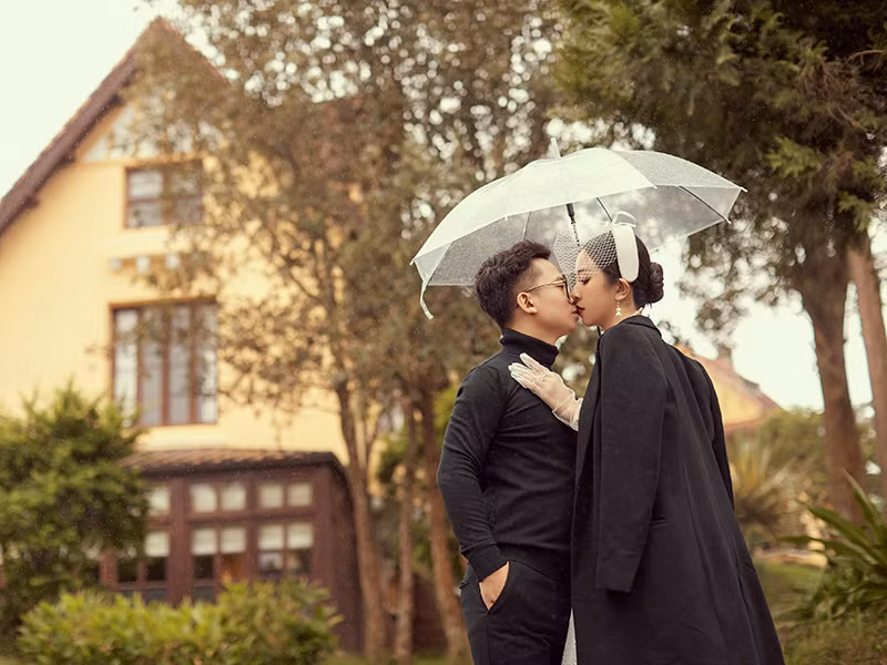 Nụ hôn ngọt ngào của Thúy An và ông xã tiến sĩ.