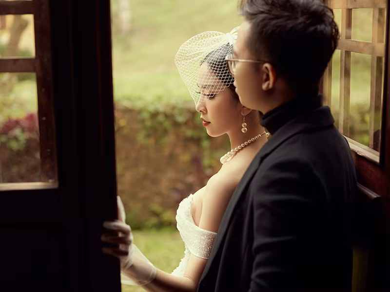 Như bao cô dâu khác, nàng á hậu chọn tông màu trắng làm chủ đạo cho bộ ảnh cưới.