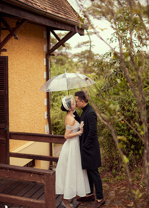 Trong không gian lãng mạn, cô dâu chú rể trao nhau ánh mắt và cử chỉ đầy tình tứ.