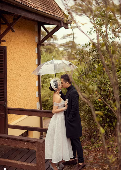 Trong không gian lãng mạn, cô dâu chú rể trao nhau ánh mắt và cử chỉ đầy tình tứ.