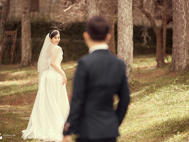 Bộ ảnh cưới của Thúy An được thực hiện tại nhiều bối cảnh cực kì thơ mộng.