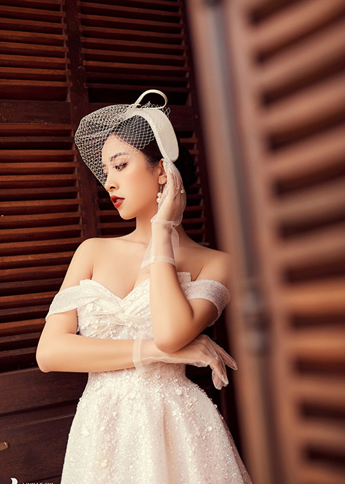 Nàng á hậu phối váy cưới với trang sức ngọc trai vô cùng tinh tế.