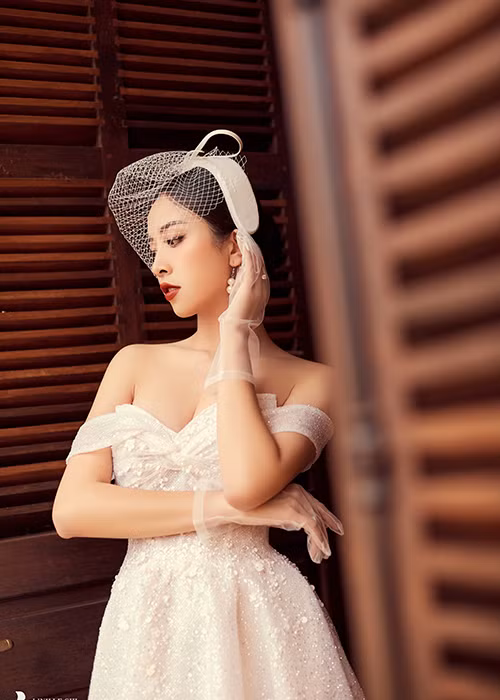 Nàng á hậu phối váy cưới với trang sức ngọc trai vô cùng tinh tế.