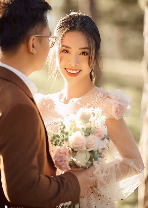 Bộ ảnh của Thúy An được thực hiện bởi nhiếp ảnh gia Lê Chí Linh.