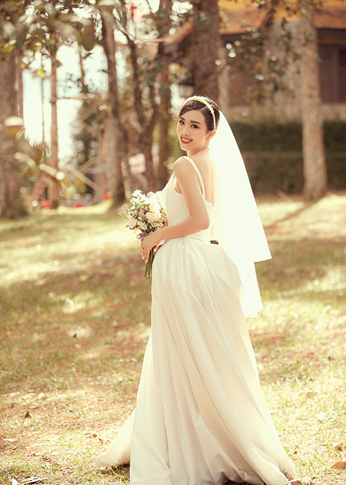 Vo chong A hau Thuy An tinh tu trong bo anh cuoi tai Da Lat