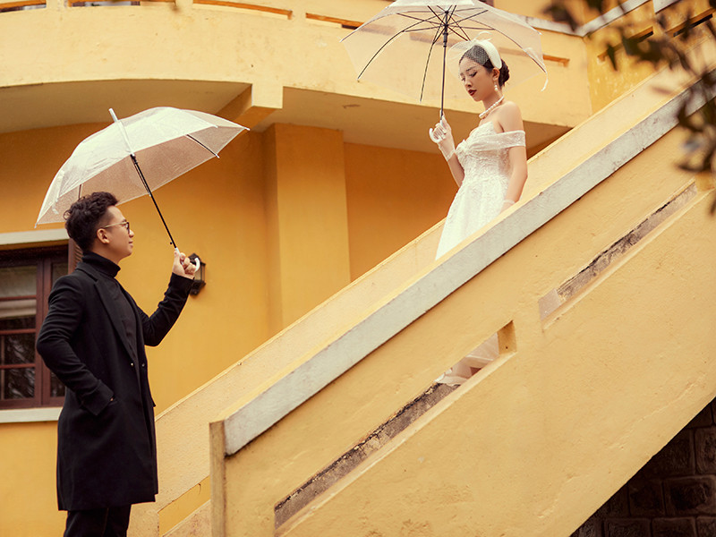 Với lợi thế sở hữu body nuột nà và gợi cảm, Thuý An diện váy cưới trắng ôm trọn vóc dáng, khoe khéo đôi vai trần quyến rũ.