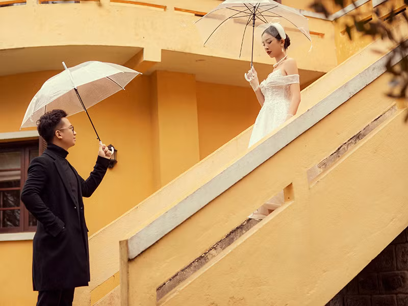 Với lợi thế sở hữu body nuột nà và gợi cảm, Thuý An diện váy cưới trắng ôm trọn vóc dáng, khoe khéo đôi vai trần quyến rũ.