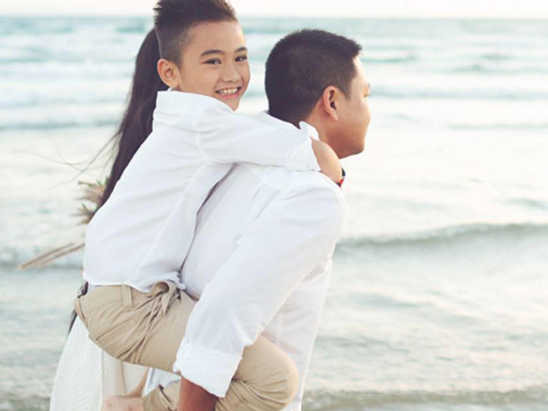 Ở xứ cờ hoa, bé Sonic được bố dượng kèm cặp học hành. Cả hai còn trò chuyện như người bạn thân. Trước đây, Sonic từng không chấp nhận doanh nhân Andy vì ba chỉ có một. Tuy nhiên, cậu nhóc dần nhận ra cha dượng luôn dành cho bé tình cảm chân thành. Vào Ngày của cha mỗi năm, Sonic đều tự viết thư tay dành cho cha dượng.