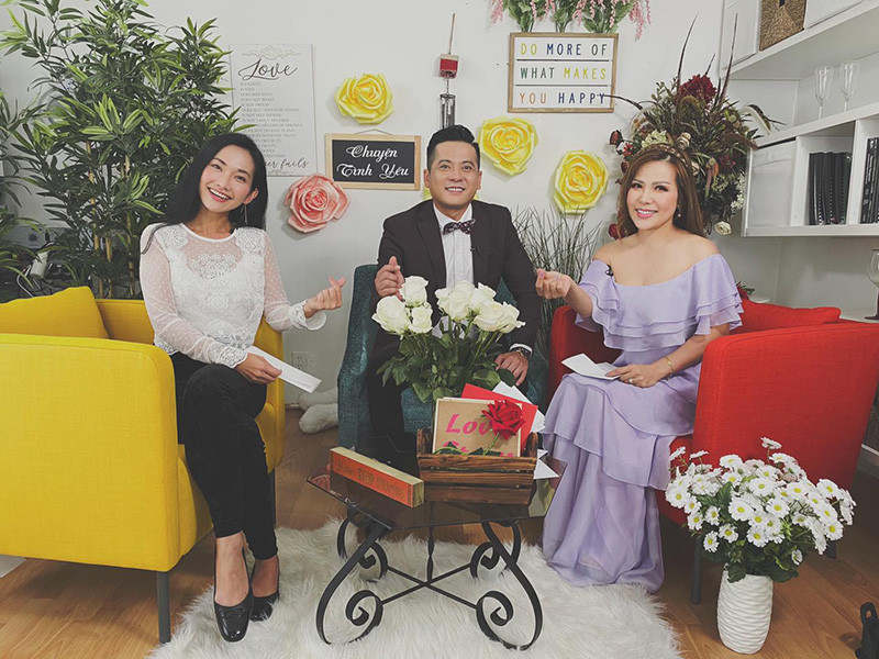 Nữ diễn viên "Hương phù sa" vui vẻ bên các đồng nghiệp ở xứ cờ hoa.