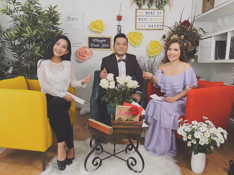 Nữ diễn viên "Hương phù sa" vui vẻ bên các đồng nghiệp ở xứ cờ hoa.