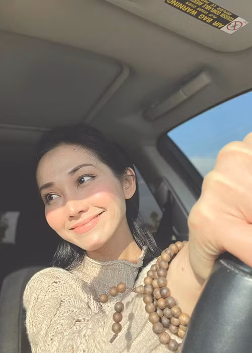 "Anh ấy luôn ủng hộ và là người truyền cảm hứng về nghề, cũng như cập nhật mọi thứ trong công việc liên quan tới nghệ thuật cho tôi", Kim Hiền chia sẻ về ông xã trên Vietnamnet.