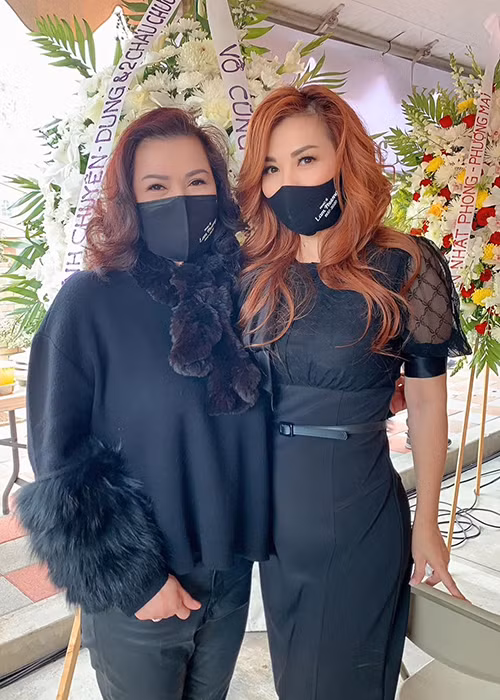 Trên trang cá nhân, Trizzie Phương Trinh vừa đăng tải loạt ảnh một số nghệ sĩ viếng nhạc sĩ Lam Phương ở Mỹ, trong đó có ca sĩ Phương Loan - bà xã của cố nghệ sĩ Chí Tài.