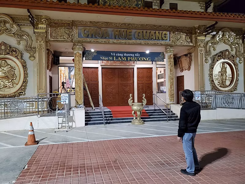 Các nghệ sĩ như Hoài Phương, Hoài Tâm... giúp gia đình nhạc sĩ Lam Phương chuẩn bị tang lễ.