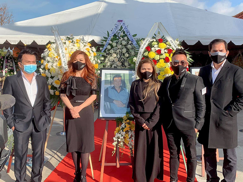 Diễn viên, người mẫu Đức Tiến (ngoài cùng bên phải) cũng có mặt trong đám tang của nhạc sĩ Lam Phương.