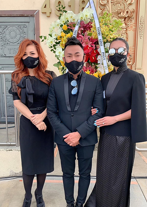 Hoài Tâm cũng đến viếng nhạc sĩ Lam Phương.